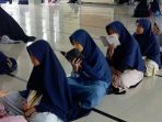 suasana santriwti sedang menghafal al quran di Pondok Yatim Dhuafa dan tahfidz Yayasan Mari Bantu, Tasikmalaya