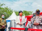 Kakorlantas Polri Irjen Pol Drs. Istinono, MH berfoto bersama Maya Miranda Ambarsari, Pemimpin PT Indo Cakra Abadi saat penyerahan donasi alat rapid test Cakra Covid-19