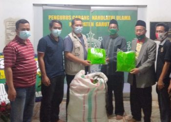 Rayakan Harlah, NU Garut Berkolaborasi dengan INDONESIA RESPON serta OK OCE Peduli Gelar Aksi Sosial Bagikan APD Untuk Kiyai Kampung Cegah Resiko Terpapar