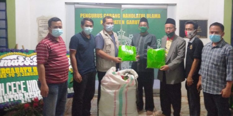 Rayakan Harlah, NU Garut Berkolaborasi dengan INDONESIA RESPON serta OK OCE Peduli Gelar Aksi Sosial Bagikan APD Untuk Kiyai Kampung Cegah Resiko Terpapar