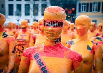 Perempuan dan Kebiasaan Stalking Mantan