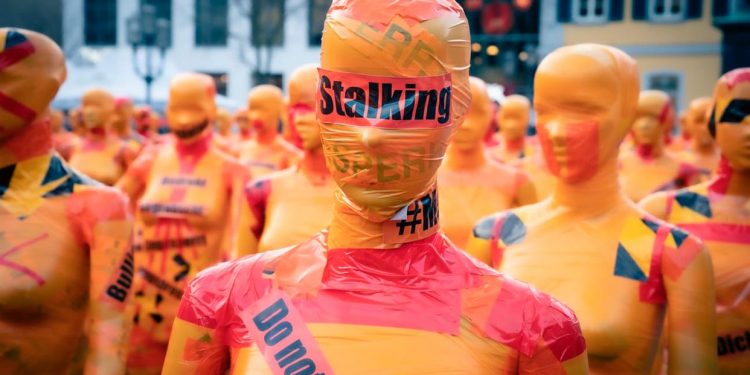 Perempuan dan Kebiasaan Stalking Mantan