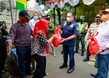 Ketua MPR RI Bambang Soesatyo Bersama Pengurusgerak BS  Bagikan 200 Sembako