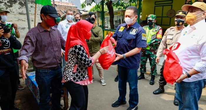Ketua MPR RI Bambang Soesatyo Bersama Pengurusgerak BS  Bagikan 200 Sembako