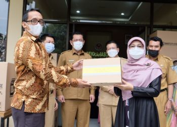 Ketua Dekranasda Kota Depok, Elly Farida, menghadiri sekaligus memberikan sambutan pada kegiatan Pelepasan Ekspor Produk Kerajinan Binaan Dekranasda di Ruang Rapat Gedung Dekranasda, Selasa (14/09/2021). Turut hadir dalam kegiatan Kepala Diskominfo Kota Depok, Manto, Kepala Disdagin Kota Depok, Zamrowi dan Kepala Disporyata Kota Depok, Dadan Rustandi. Foto:PemkotDepok)