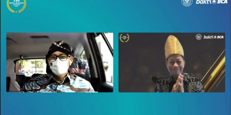 Penganugerahan BCA Desa Wisata Award 2021 - Menteri Pariwisata dan Ekonomi Kreatif dan Kepala Badan Pariwisata dan Ekonomi Kreatif Dr. H. Sandiaga Salahuddin Uno, B.B.A., M.B.A. (kiri), dan Presiden Direktur PT Bank Central Asia Tbk. Jahja Setiaatmadja (kanan) memberikan sambutan dalam acara Penganugerahan BCA Desa Wisata Award 2021 pada Jumat (03/09). BCA melalui program corporate social responsibility berupaya untuk mengajak desa wisata berinovasi dan mengembangkan potensi.