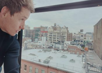 Dari New York Sampai Tokyo: Eddie Redmayne Dokumentasikan Perjalanan dengan OPPO Find X5 Pro
