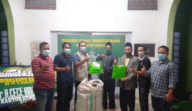 Cegah Para Kiyai Kampung dari Resiko Terpapar, NU Garut Berkolaborasi dengan INDONESIA RESPON dan OK OCE Peduli Gelar Aksi Sosial Bagikan APD