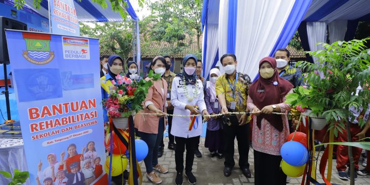 Kolaborasi SGM Eksplor – Indomaret, Salurkan Bantuan Pendidikan dan Beasiswa