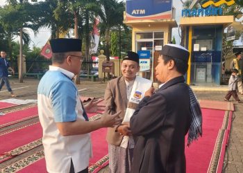 Caption Foto : Direktur Rumah Quran Lansia Annaba (Jas Hitam) Saat Berbincang Dengan Kapolda Lampung Irjen Helmy Santika, Usai Menjadi Imam Sholad Idul Adha 1444 H di Lapangan Mapolda (Teluk).