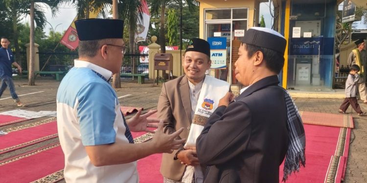 Caption Foto : Direktur Rumah Quran Lansia Annaba (Jas Hitam) Saat Berbincang Dengan Kapolda Lampung Irjen Helmy Santika, Usai Menjadi Imam Sholad Idul Adha 1444 H di Lapangan Mapolda (Teluk).