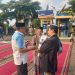 Caption Foto : Direktur Rumah Quran Lansia Annaba (Jas Hitam) Saat Berbincang Dengan Kapolda Lampung Irjen Helmy Santika, Usai Menjadi Imam Sholad Idul Adha 1444 H di Lapangan Mapolda (Teluk).