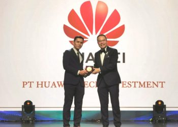 Mizan Zaini Hamdi, Direktur HR Huawei Indonesia saat menerima penghargaan pada ajang ‘HR Asia Best Companies to Work for in Asia’
