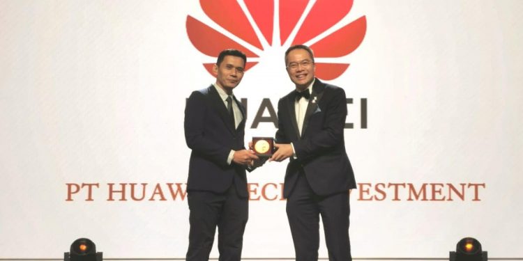 Mizan Zaini Hamdi, Direktur HR Huawei Indonesia saat menerima penghargaan pada ajang ‘HR Asia Best Companies to Work for in Asia’