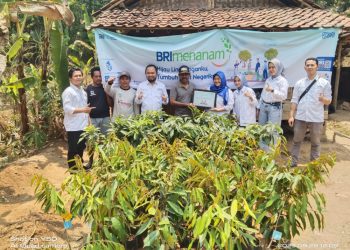BRI Cabang Pandeglang Beri Puluhan Bibit Tanaman Produktif ke Warga Baros