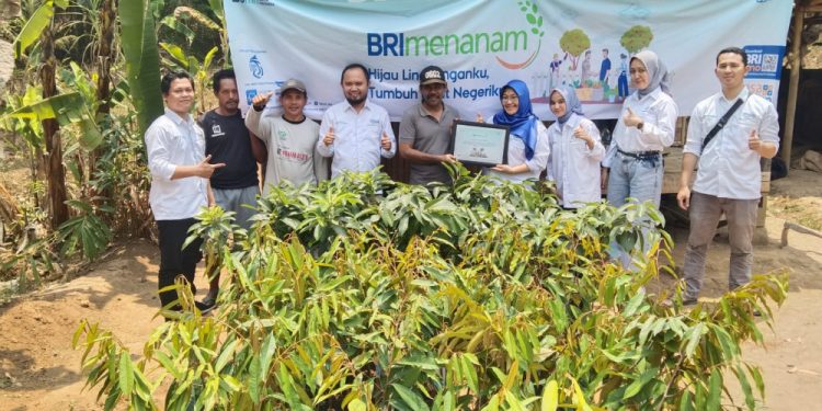 BRI Cabang Pandeglang Beri Puluhan Bibit Tanaman Produktif ke Warga Baros