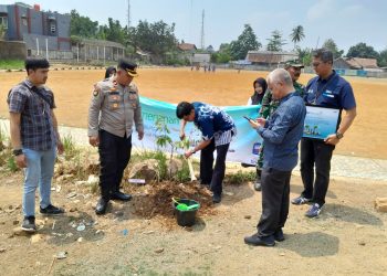 BRI Unit Caringin Bersama Warga dan TNI Tanam 330 Bibit Pohon Produktif