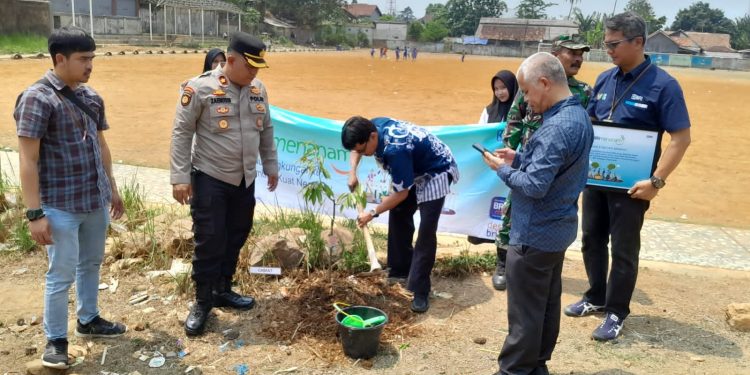 BRI Unit Caringin Bersama Warga dan TNI Tanam 330 Bibit Pohon Produktif