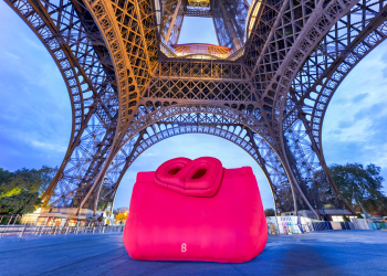 Luar Biasa! Buttonscarves Jadi Brand Pertama di Dunia yang Memasang Instalasi Tas di Menara Eiffel, Paris