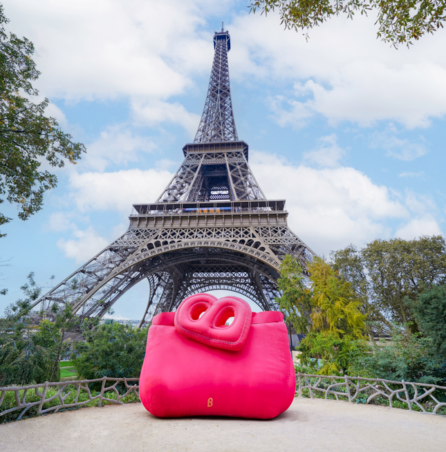 Luar Biasa! Buttonscarves Jadi Brand Pertama di Dunia yang Memasang Instalasi Tas di Menara Eiffel, Paris