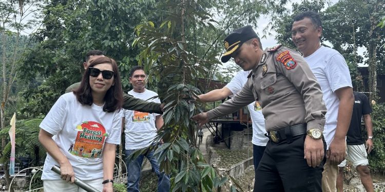 Danamon Peduli Tanam 200 Pohon dan  Membangun Pondok Edukasi di Desa Tambunan