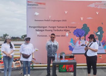 Danamon Donasikan 40 Kursi Taman dan 20 Tempat Sampah  Untuk Tingkatkan Fungsi Taman Kota dan Trotoar di Pontianak
