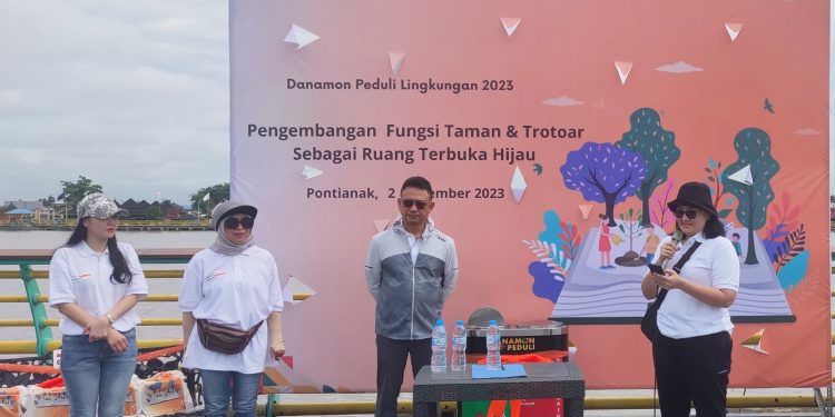 Danamon Donasikan 40 Kursi Taman dan 20 Tempat Sampah  Untuk Tingkatkan Fungsi Taman Kota dan Trotoar di Pontianak