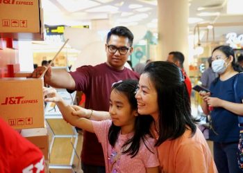 Kunjungi 5 Kota Besar Di Indonesia, J&T Express Hadirkan Instalasi #BUCINSAMAJNT