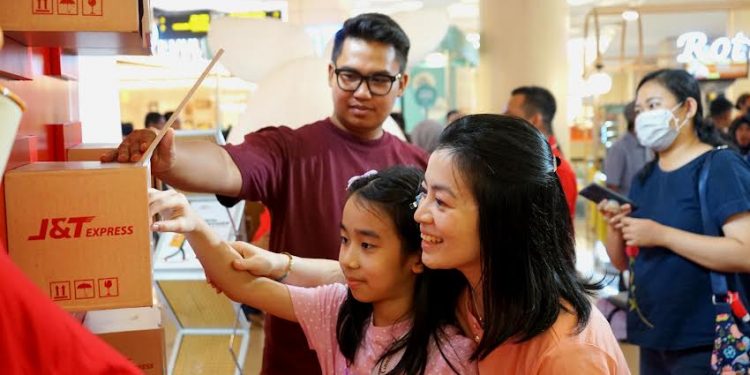 Kunjungi 5 Kota Besar Di Indonesia, J&T Express Hadirkan Instalasi #BUCINSAMAJNT