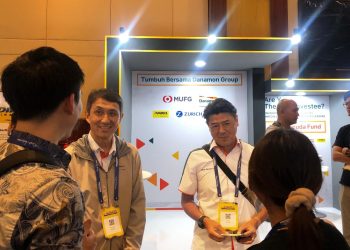 D. Ejima, Direktur Utama, PT Bank Danamon Indonesia Tbk mengunjungi booth Danamon dan Group perusahaannya Dalam Acara Tech in Asia Conference 2024.