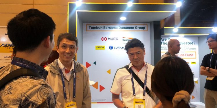 D. Ejima, Direktur Utama, PT Bank Danamon Indonesia Tbk mengunjungi booth Danamon dan Group perusahaannya Dalam Acara Tech in Asia Conference 2024.