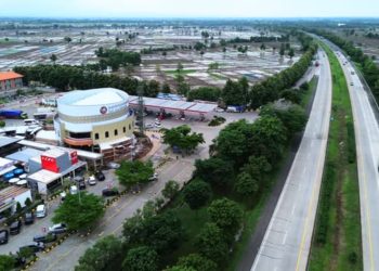 Kubah Peci Haji Putih Masjid Raya Bang Haji di Rest Area 164 B Cipali, Masjid yang Berdayakan UMKM dan Manjakan Jamaahnya dengan Fasilitas istirahat yang Nyaman
