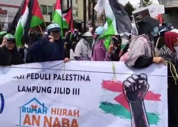 Ajak Boikot Produk Pro Israel, Rumah Qur’an Lansia AN-NABA  Bentangkan Spanduk Terpanjang di Aksi Bela Palestine 3