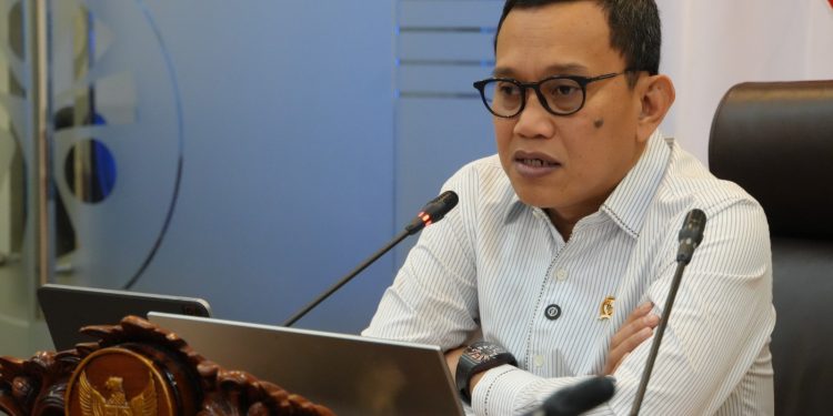 Sekjen KKKS Klarifikasi Foto Raja Juli dengan Azis Wellang