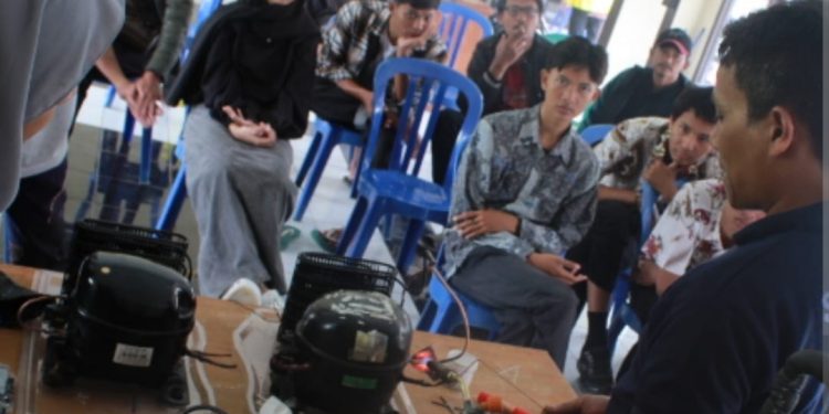 PKM Unsil Tasikmalaya Manfaatkan Limbah Kulkas untuk Naikkan Produktivitas Ikan KOI