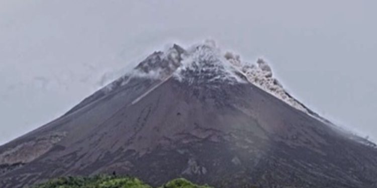 Gunung Merapi Erupsi Kembali pada 27 Desember 2025, Luncurkan Dua Awan Panas Guguran