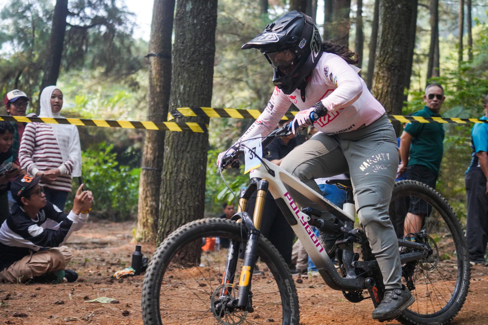 Nilna Murni Sukses Raih Gelar Tercepat di Women Elite Downhill Di Lintasan Sebex Bike Park Bogor